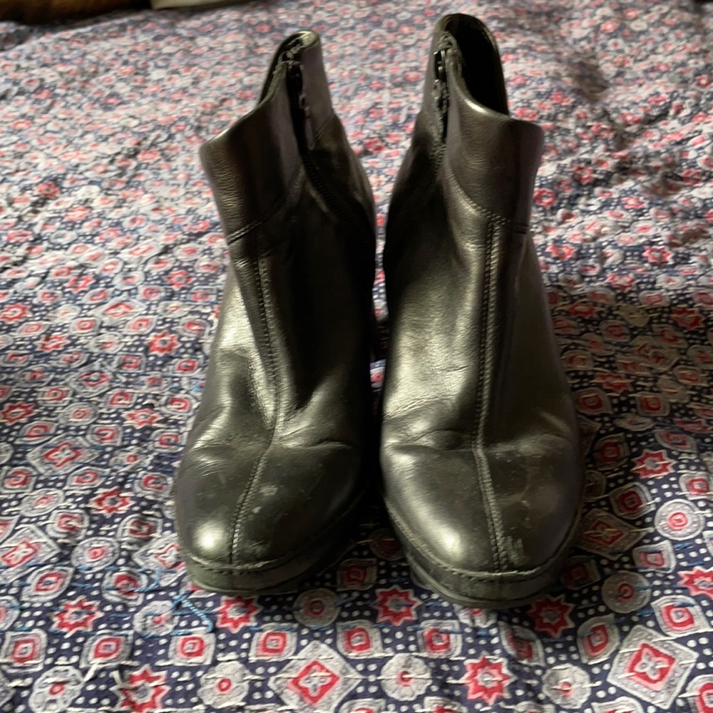 EUC CLARKS BOOTIES